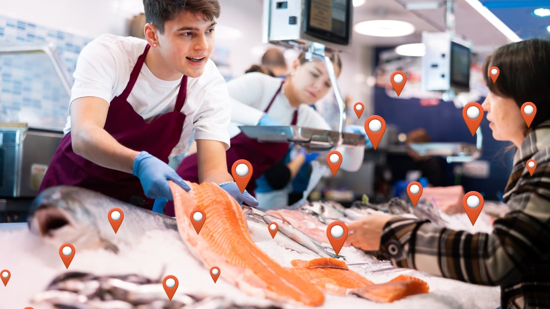 Miesmyyjä kalatiskillä