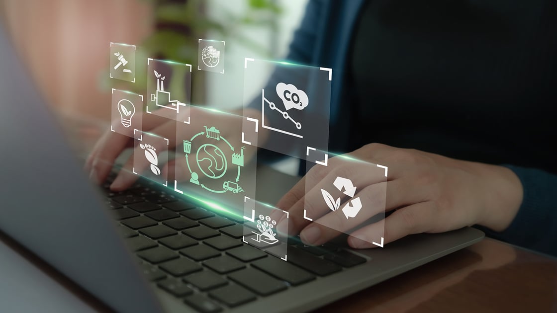 Tietokoneen näppäimistön päällä vastuullisuusdataa