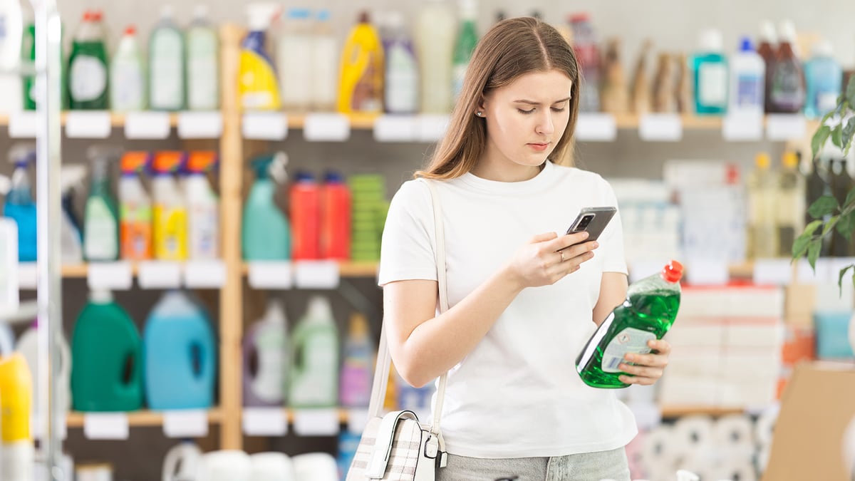 Nainen skannaa astianpesuaineen QR-koodin