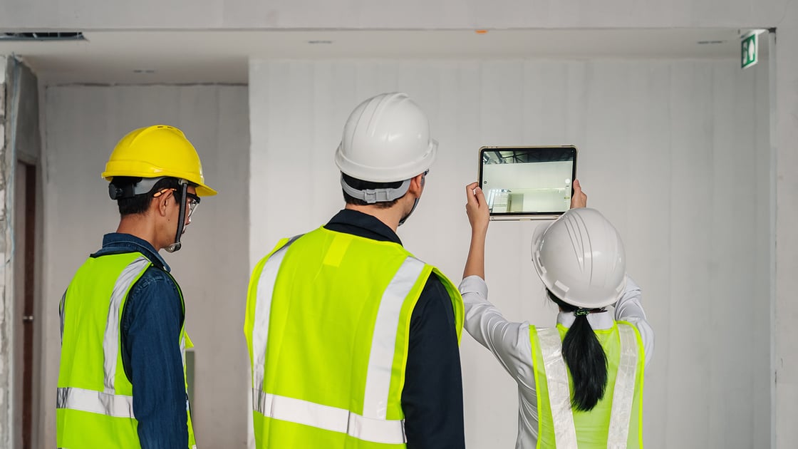 Työmaatarkastus tabletin kanssa