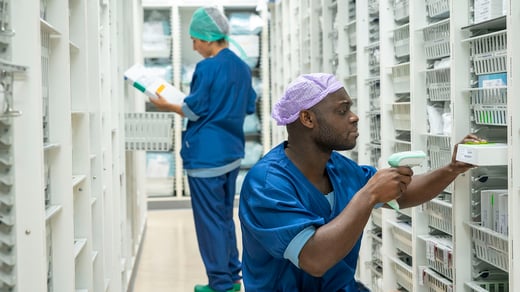 Tuotteiden skannaus sairaalan varastossa