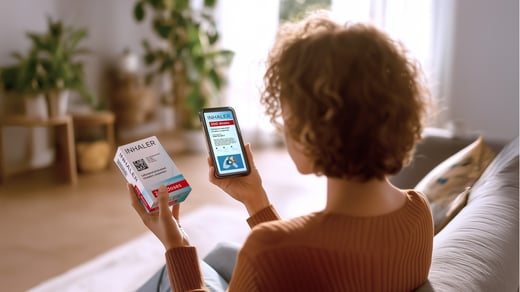 Nainen skannaa lääkepakkauksen GS1 DataMatrixin älypuhelimellaan