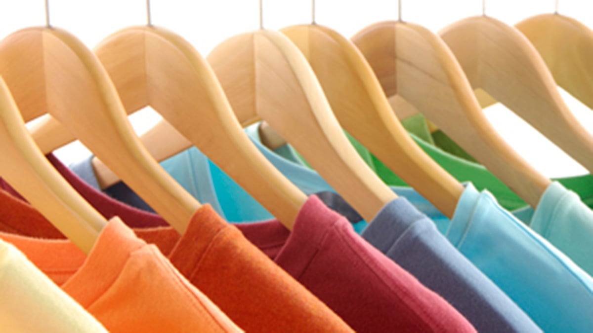 Clothes_on_hangers_1600x900